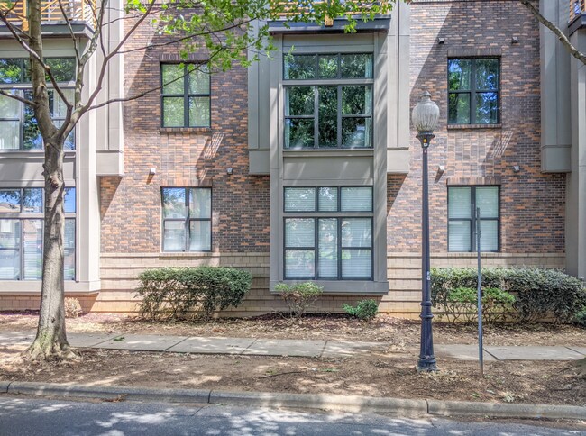 Building Photo - Modern 1BR/1BA in First Ward – Walk to Parks, Dining & Entertainment