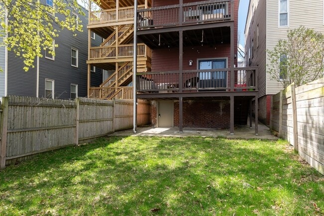 Building Photo - 498 Sumner St
