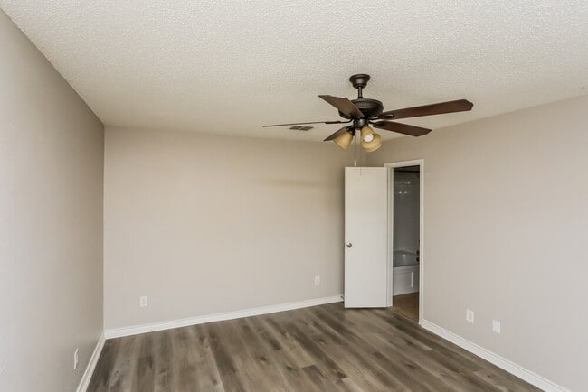 Building Photo - 1009 Chelsea Ln