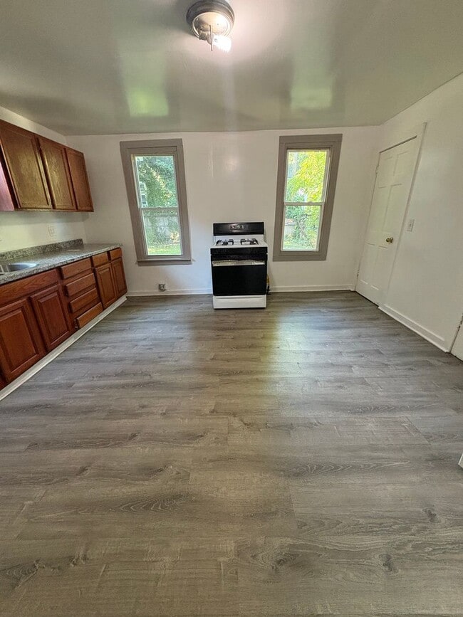 Building Photo - Three Bedroom Single Family Home!