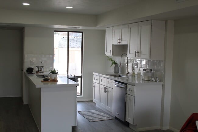 Building Photo - 5262 S Rome Beauty Park