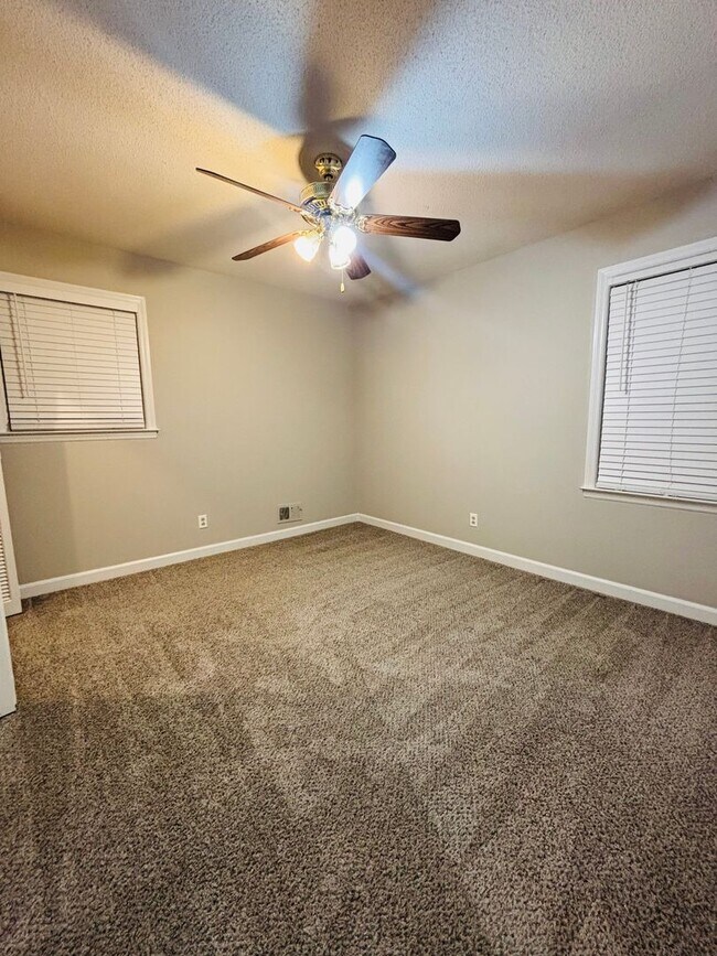 Building Photo - Move-In Ready Ranch in the Heart of Elgin!