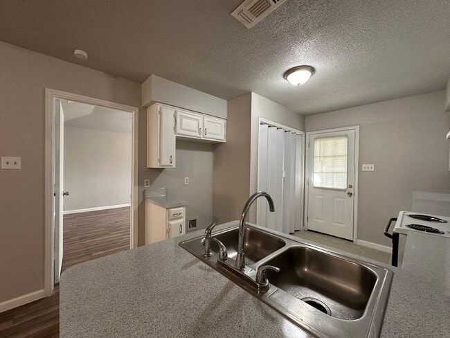 Building Photo - Spacious 3 bedroom, 2 full Bath Duplex Loc...