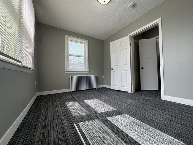 Building Photo - 1727 Reaney Ave E