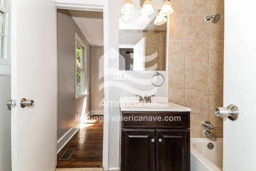 Building Photo - 207 Branham St