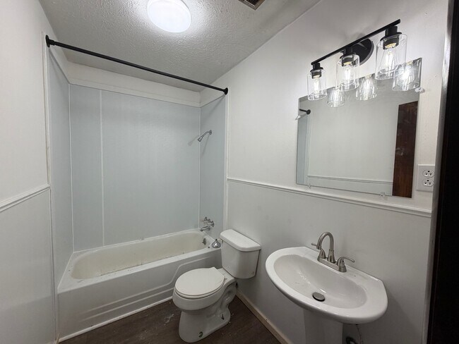 Building Photo - 502 Bluebird Dr