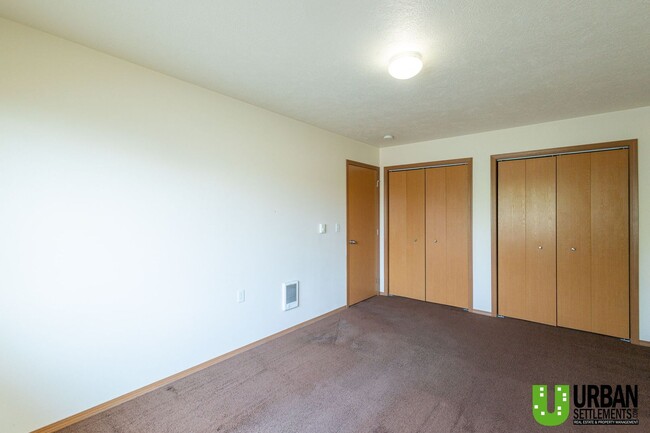 Building Photo - Great 4bd/2bth, nice location