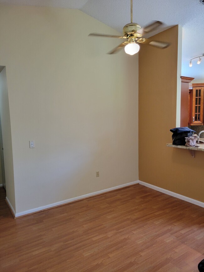 Building Photo - 5881 Chester Ln