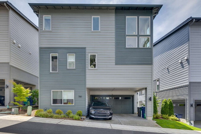 Building Photo - Modern Luxury Living in the Heart of Kirkland- Available for RENT August 15th