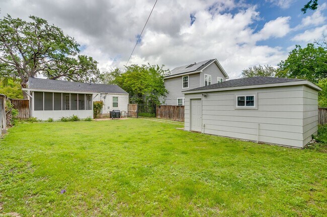 Building Photo - Pristine 2 Bed, 1 Bath Home for Rent in the Cultural District- 76107