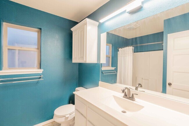 Building Photo - Large 3 Bed 2 Bath House in Broken Arrow - Available Mid March