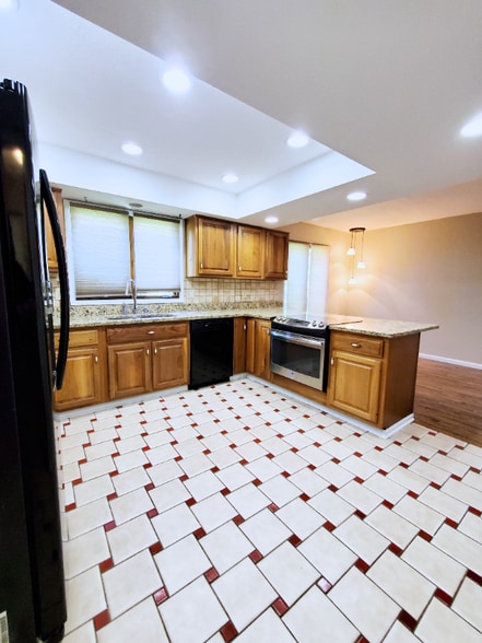 Building Photo - 5990 Kirkwall Ct W