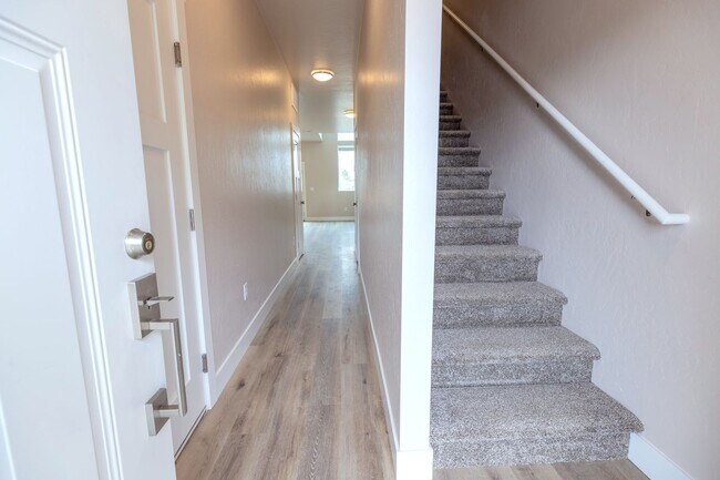 Building Photo - Beautiful 3 Bed/ 2 1/2 Bath Townhomes