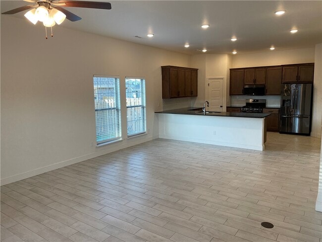 Building Photo - 464 Hall Ave