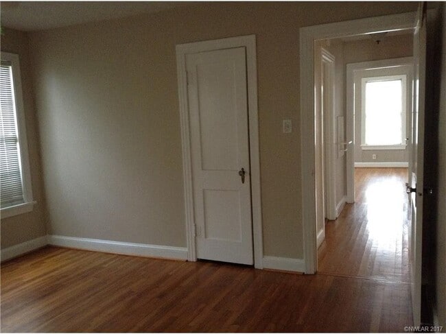 Building Photo - ** AVAILABLE JUNE 1ST ** CUTE 3/1 BROADMOO...