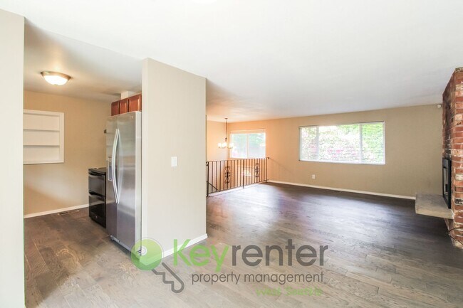 Building Photo - Spacious 4 Bedroom with Open Floor Plan and AC