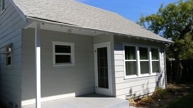 Building Photo - MOVE IN SPECIAL! 1320 1/2 E. Colton Ave. Cozy 1 bedroom, 1 bathroom Redlands Cottage!