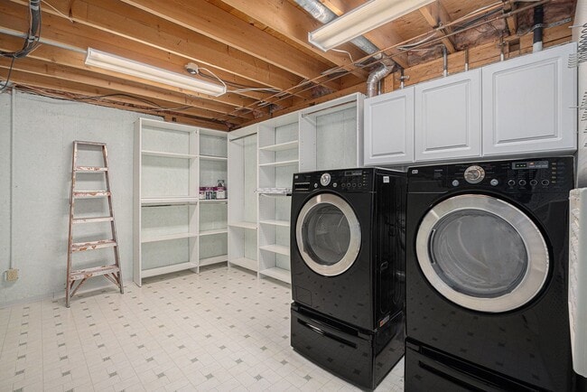 Building Photo - Welcome Home to Bristol Cove - Rare End-Unit Ranch Townhome in Centennial!