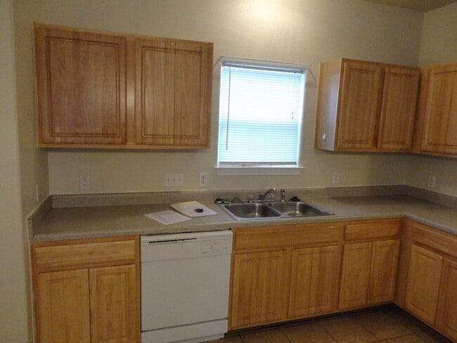 Building Photo - Nice 4 bedroom house close to down town!