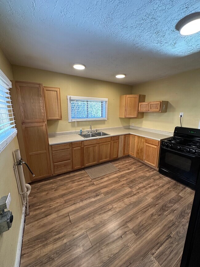 Building Photo - 703 N 5th St