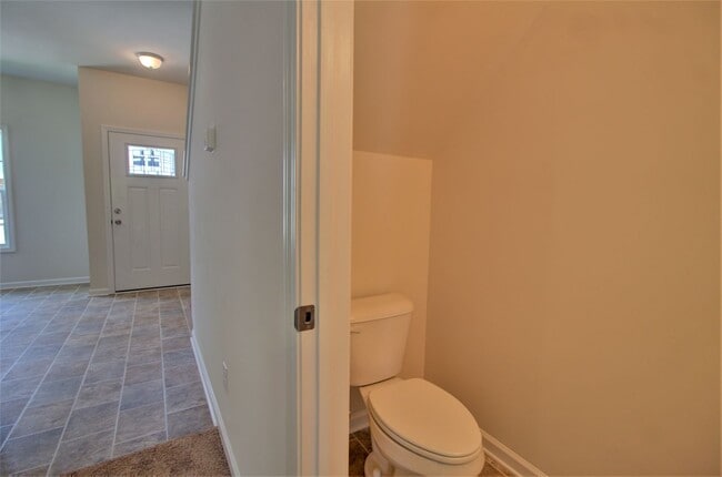 Building Photo - 2 BR/ 2.5 Bath Townhome located in The Tow...