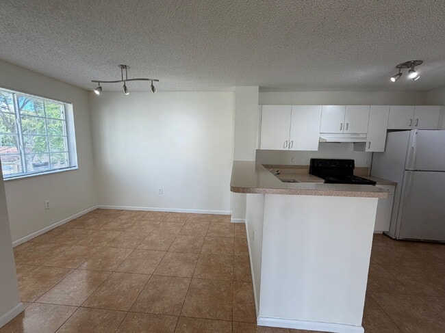 Building Photo - End unit with private side entrance!