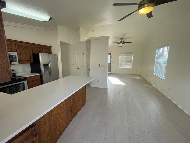 Building Photo - Fresh remodel in quiet neighborhood!  Comm...