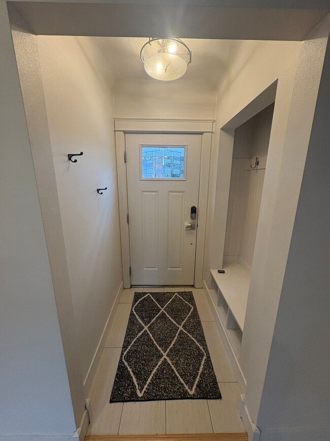 Building Photo - 4-bedroom, 2.5-bath home located on Poly.