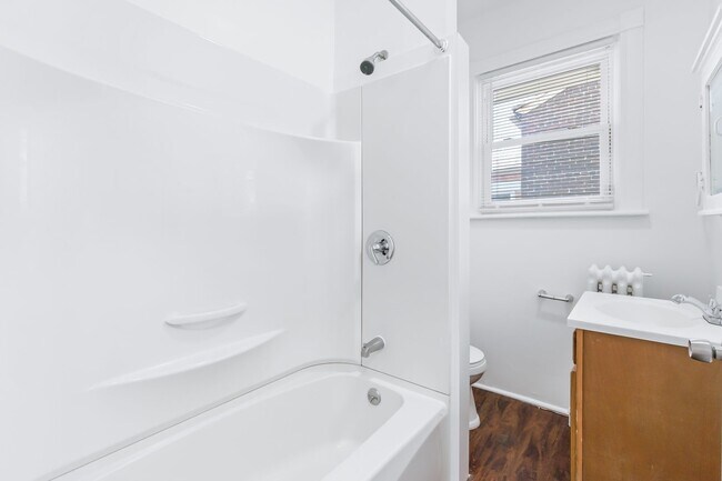 Building Photo - 1021 Lehman St