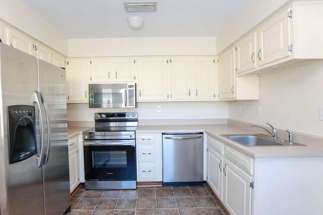 Building Photo - Spacious 4BR Home with a Fenced Yard & Jetted Tub