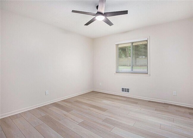 Building Photo - 1996 Briarwood Dr