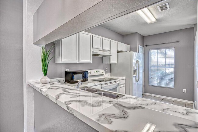 Building Photo - 1050 Vineland Pl