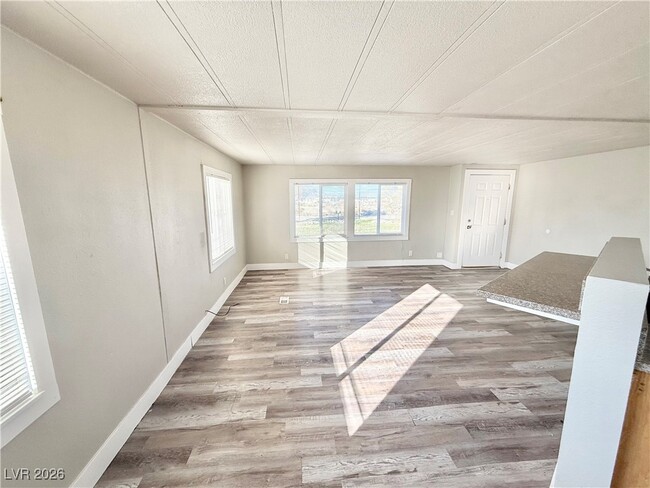 Building Photo - 4331 W Victoria St