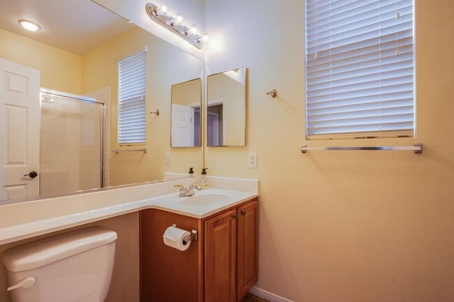 Building Photo - Beautiful 4 bedroom 3 bath plus loft home in the Vistas in Summerlin!
