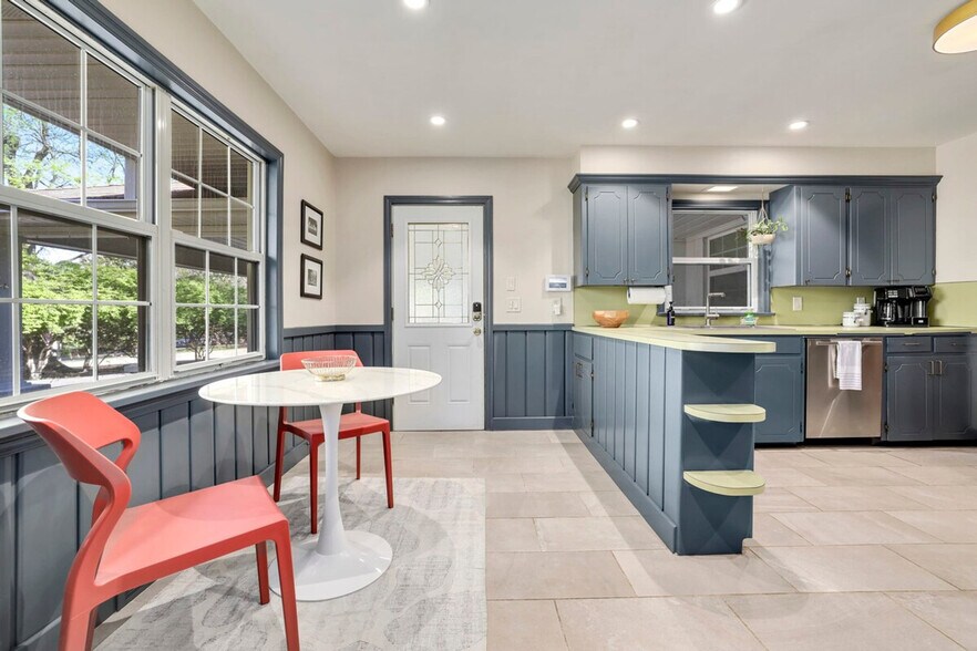 Building Photo - 578 N Sequoyah Dr