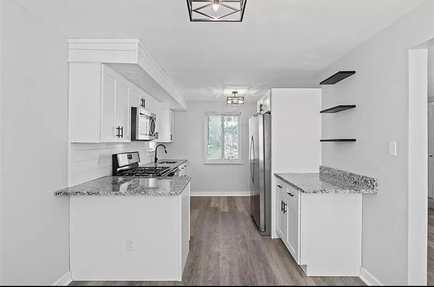 Building Photo - 118 Macfarlane Dr