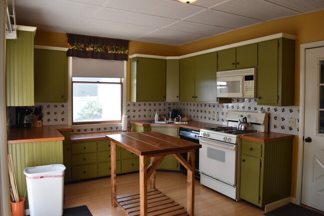 Building Photo - 25 E White Lake Dr