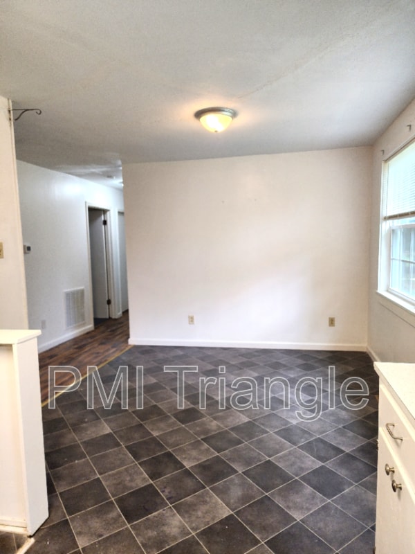 Building Photo - 5609 Hollytree Dr