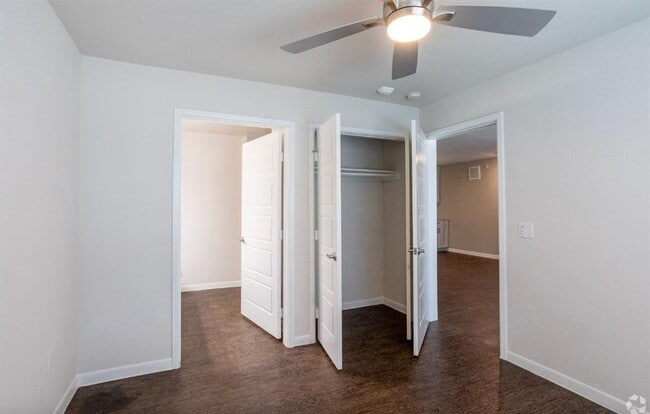 Building Photo - 3300 Oak Creek Dr