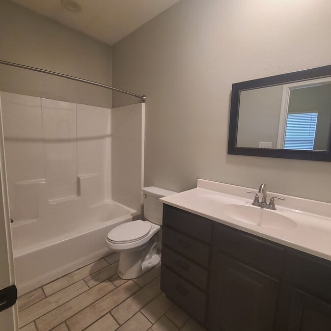 Building Photo - 3 bedroom 3 bathroom home available in July!