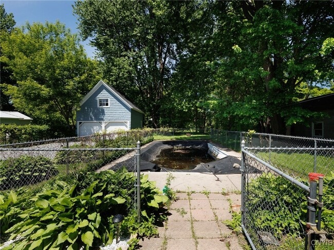 Building Photo - 427 East Ave