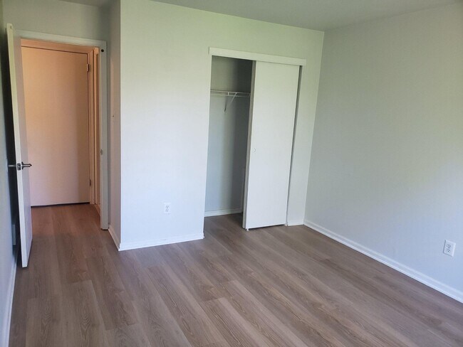 Building Photo - 369 Green Meadow Ln