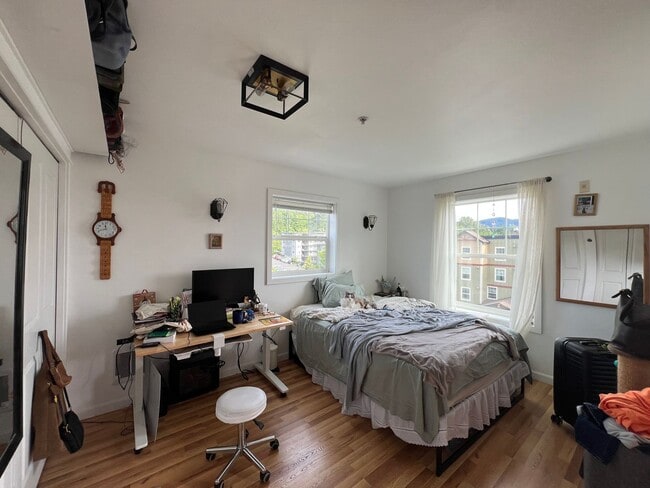 Building Photo - Spacious Studio Condo close to WWU