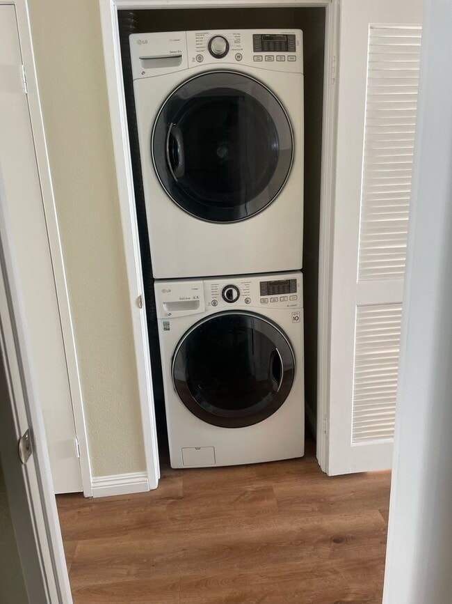 Building Photo - Beautiful 2 Bed / 2 Bath  Upstairs Condo In Colton!