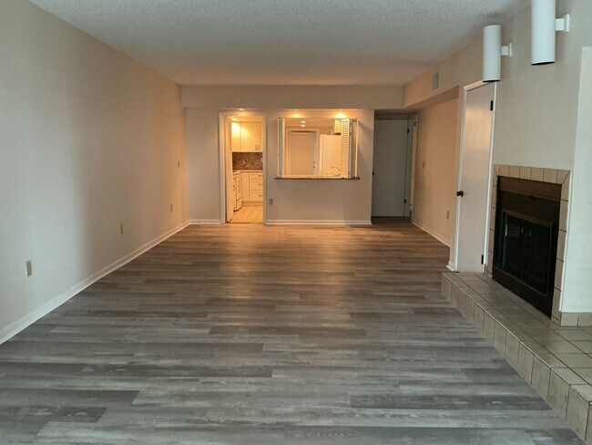 Building Photo - Lakeview Condo Available | Directly Across from Lake Hollingsworth