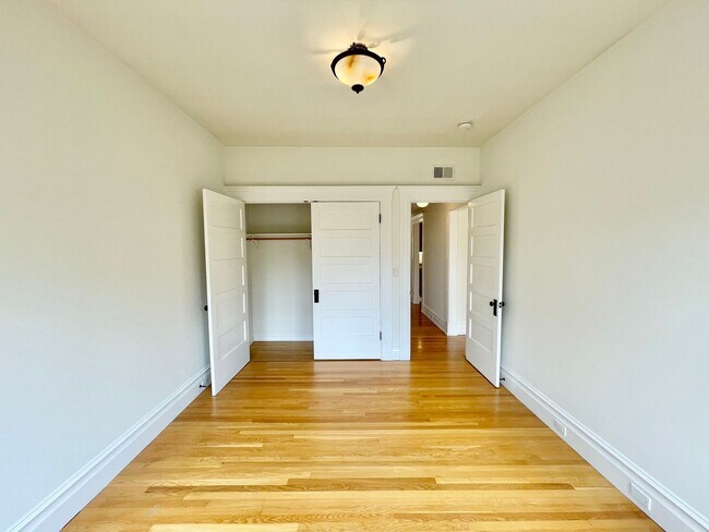 Building Photo - HUGE Top Floor Edwardian 4BR/1.5BA  Flat w...