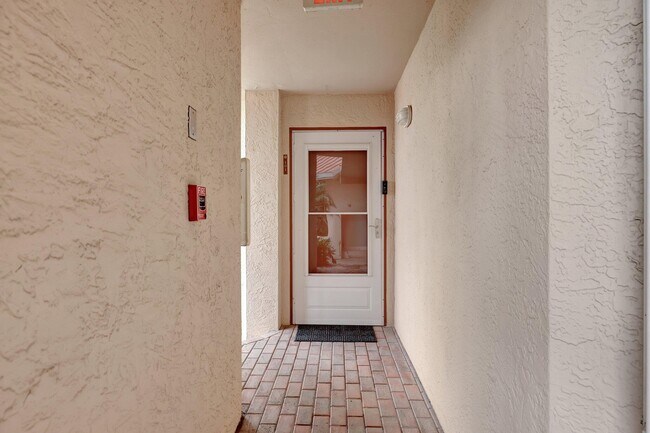 Building Photo - 3870 N Hwy A1A