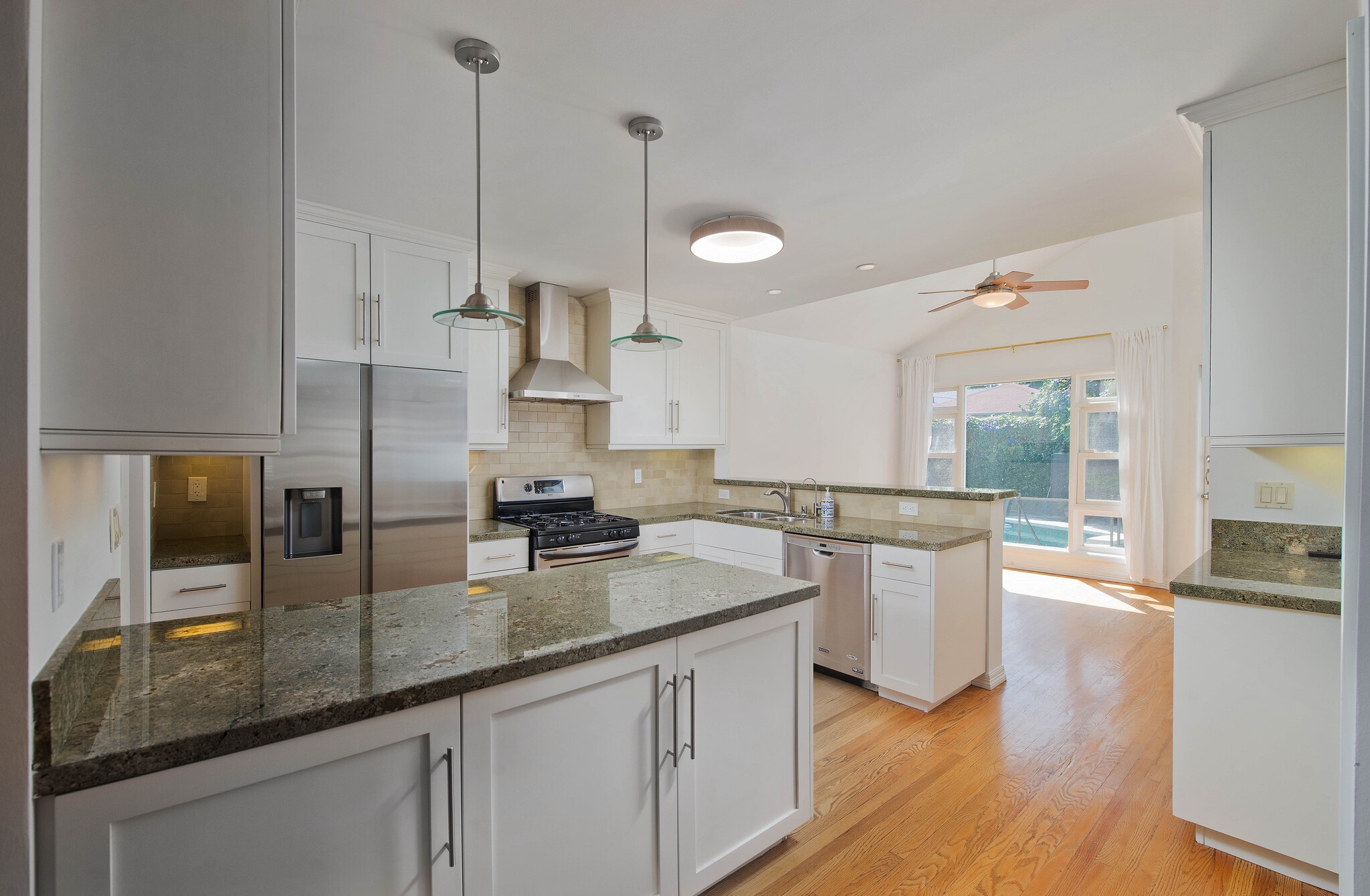 Building Photo - 13964 Peach Grove St