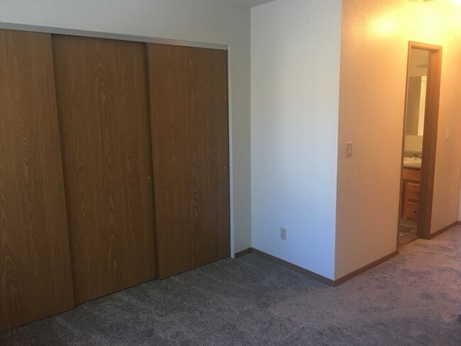 Building Photo - Reno Townhouse - Laundry Room in Unit/Gara...