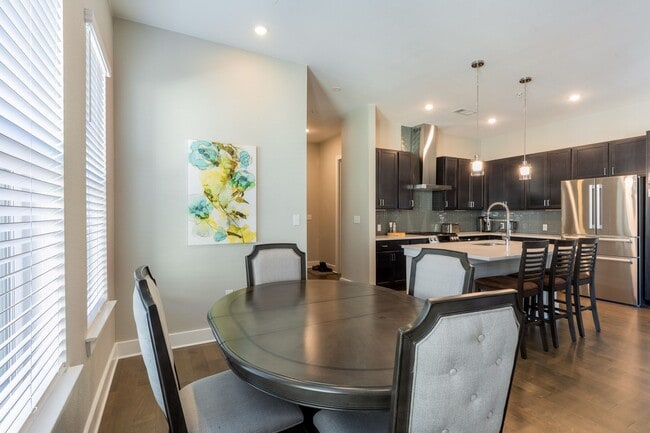 Building Photo - The Grove 2/2 Furnished